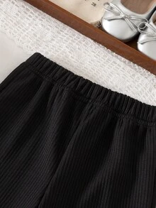 SHEIN Vintaside Kids 女童棕色格紋蝴蝶結上衣 + 咖啡色寬腿褲 2件套，上衣為格紋圓領長袖，飾有三個蝴蝶結，下擺帶荷葉邊袖口與鬆緊帶；下身為棕色寬腿長褲，適合日常上學、外出、購物、戶外拍照，春秋季節穿搭，溫柔百搭風格 - 黑色 - 查看 8