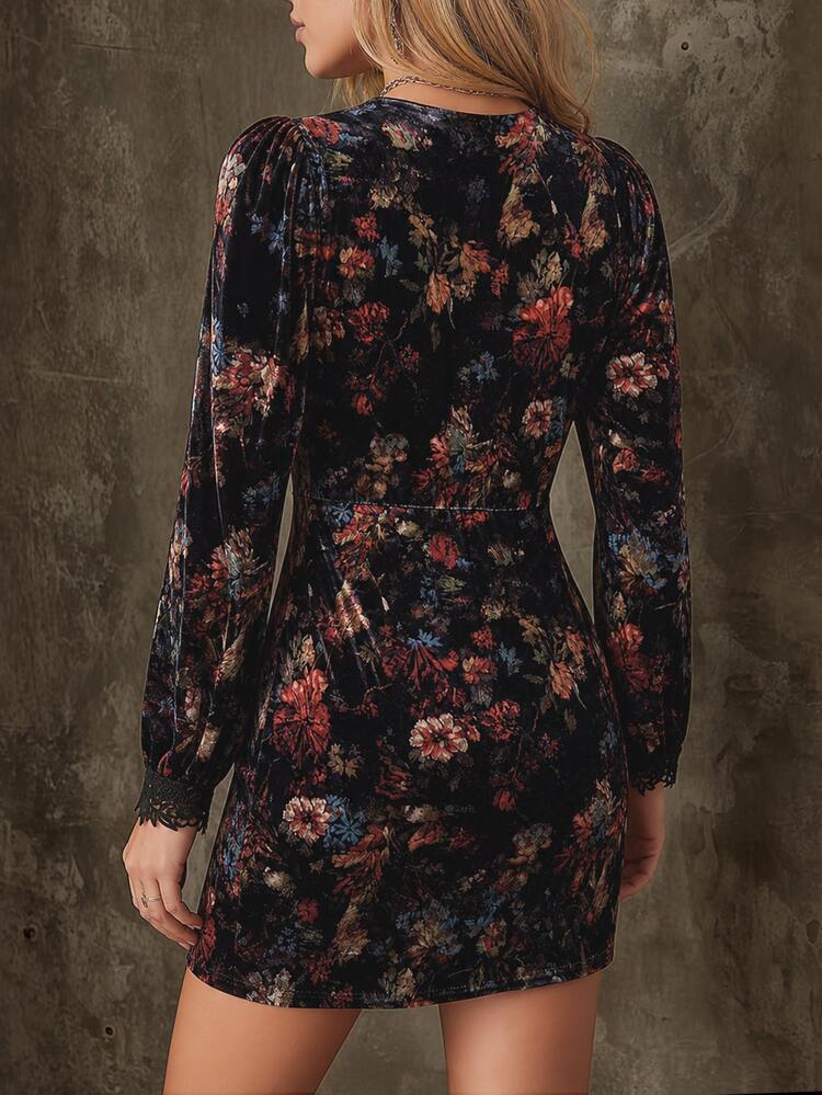 SHEIN 女款復古花卉天鵝絨洋裝，蕾絲深V領、燈籠袖、抓皺收腰、修身貼身迷你裙 - 彩色 - 查看 2
