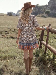 Wildy BOHO 熱帶休閒西式鄉村遊牧風女款夏季日常基礎穿搭短袖印花短洋裝 米色 野餐度假 - 藍色 - 查看 2