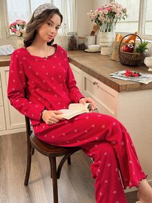 Snug Reverie طقم بنطلون من الكوردروي بأكمام طويلة مع طباعة فيونكة باللون الأحمر وحافة مكشكشة وتفاصيل رباط متباين - عنابي اللون - مشاهدة 3