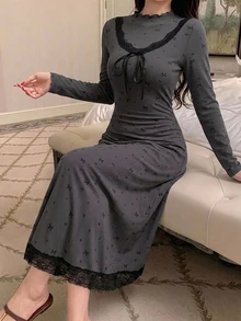 DAZY 甜美蝴蝶結圖案滿版印花蕾絲拼接花瓣袖短袖收腰長洋裝夏季女款睡袍 - 深灰色 - 查看 3