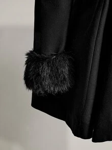 SHEIN ICON Mantel Wanita Ukuran Besar Gaya Elegan Model Y2K dengan Kancing di Pinggang dan Kerah Bulu Imitasi - Hitam - View 6