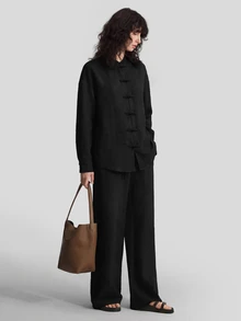 Ontre Ensemble 2 pièces pour femme style chinois, chemise bordeaux en tissu confortable, coupe ajustée et ample, fermeture boutonnée devant, décoration boutons grenouille, épaules tombantes, manches longues, et pantalon droit à taille élastique avec poches, mode urbaine moderne polyvalente toutes saisons, style business décontracté de bureau, style Old Money discret, élégant et Top de gamme, tenue de trajet de qualité supérieure, tenue de vacances style chinois pour femme - Noir - Voir 7