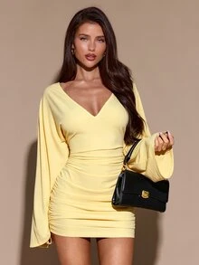SHEIN BAE 秋冬女款純色性感深V領露背長袖修身抓皺針織迷你洋裝 - 黃色 - 查看 4