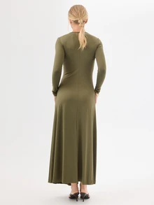 KÆRIA Hus Gaun Maxi Lengan Panjang dengan Detail Kerut di Bagian Depan - Bahan Liquid Jersey - Hijau Zaitun - Gaun Pesta dengan Detail Draping - Hijau Tentara - View 3