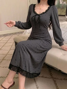 DAZY 甜美蝴蝶結圖案滿版印花蕾絲拼接花瓣袖短袖收腰長洋裝 夏季女款睡袍 - 深灰色 - 查看 3