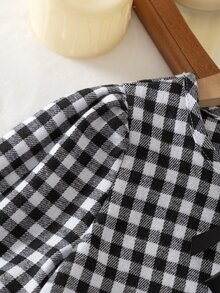 SHEIN Vintaside Kids 女童棕色格紋蝴蝶結上衣 + 咖啡色寬腿褲 2件套，上衣為格紋圓領長袖，飾有三個蝴蝶結，下擺帶荷葉邊袖口與鬆緊帶；下身為棕色寬腿長褲，適合日常上學、外出、購物、戶外拍照，春秋季節穿搭，溫柔百搭風格 - 黑色 - 查看 3