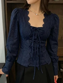 DAZY 女款白色方領花瓣袖鏤空刺繡蕾絲飾邊綁腰修身長袖襯衫 - 藏蓝色 - 查看 2
