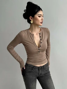 DAZY 女款半鈕扣長袖修身緊身T恤 - 卡其色 - 查看 2