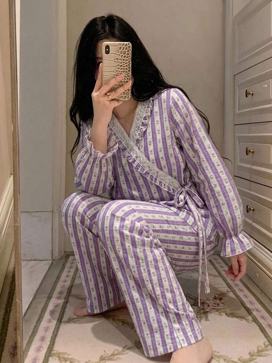 DAZY طقم بيجامة نسائي 2 قطعة/مجموعة مزين بالدانتيل والكشكشة مع فتحة أمامية غير متماثلة بنقشة زهور وخطوط - الأرجواني - مشاهدة 1
