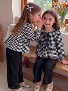 SHEIN Vintaside Kids 女童棕色格紋蝴蝶結上衣 + 咖啡色寬腿褲 2件套，上衣為格紋圓領長袖，飾有三個蝴蝶結，下擺帶荷葉邊袖口與鬆緊帶；下身為棕色寬腿長褲，適合日常上學、外出、購物、戶外拍照，春秋季節穿搭，溫柔百搭風格 - 黑色 - 查看 1