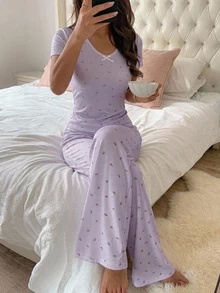 DAZY 2件組甜美碎花修身短袖T恤與直筒長版睡褲套裝，夏季女款睡衣 - 淡紫色 - 查看 4