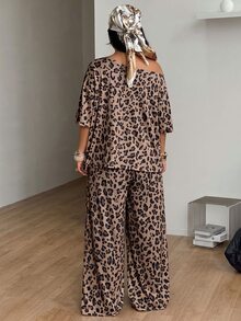 Coolane 女款大尺碼夏秋優雅休閒度假豹紋圖案印花棕色露肩T恤與寬腿運動褲2件組 - 彩色 - 查看 5