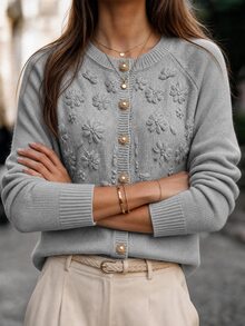 SHEIN Holidaya 通勤休閒百搭溫柔風珍珠鈕扣刺繡針織開襟衫 冬季女款寬鬆柔軟長袖外出上衣 優雅女式上衣 - 淺灰色 - 查看 5
