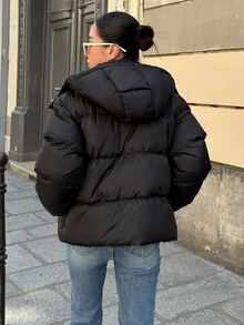 DAZY Jaket Musim Dingin Kasual Wanita Lengan Panjang Warna Polos dengan Resleting Depan dan Tudung - Hitam - View 2