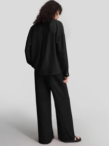 Ontre Ensemble 2 pièces pour femme style chinois, chemise bordeaux en tissu confortable, coupe ajustée et ample, fermeture boutonnée devant, décoration boutons grenouille, épaules tombantes, manches longues, et pantalon droit à taille élastique avec poches, mode urbaine moderne polyvalente toutes saisons, style business décontracté de bureau, style Old Money discret, élégant et Top de gamme, tenue de trajet de qualité supérieure, tenue de vacances style chinois pour femme - Noir - Voir 6