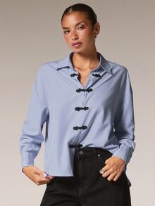 Athîral 女款秋季休閒寬鬆條紋撞色青蛙鈕扣襯衫，適合日常穿著、通勤與辦公 - 藏蓝色 - 查看 8