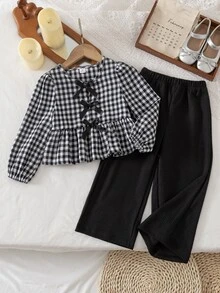 SHEIN Vintaside Kids 女童棕色格紋蝴蝶結上衣 + 咖啡色寬腿褲 2件套，上衣為格紋圓領長袖，飾有三個蝴蝶結，下擺帶荷葉邊袖口與鬆緊帶；下身為棕色寬腿長褲，適合日常上學、外出、購物、戶外拍照，春秋季節穿搭，溫柔百搭風格 - 黑色 - 查看 7