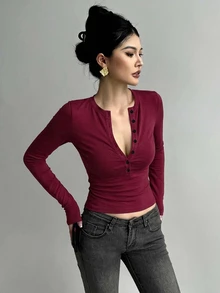 DAZY 女款半鈕扣長袖修身緊身T恤 - 酒紅色 - 查看 2