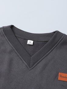 SHEIN 女童休閒兩件套 V 領長袖運動衫搭配垂墜寬腿褲，寬鬆落肩版型，舒適且身體裝飾橘色小標籤，簡約經典，柔軟親膚面料，活動不受限，適合日常外出、購物與旅行的時尚兒童運動套裝 - 深灰色 - 查看 4