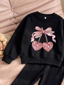 SHEIN 秋冬女童休閒時尚套裝：清新印花圓領衛衣搭配緊身褲，美式學院風設計，百搭獨特，適合4-7歲女孩，櫻桃水果甜美可愛黑色套裝 - 黑色 - 查看 4