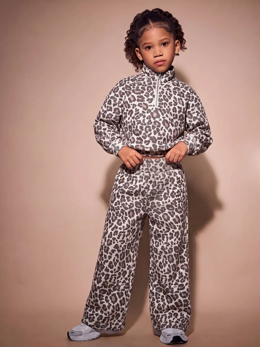 SHEIN 女童幼兒運動衫套裝,2件套豹紋印花設計,包含半拉鍊立領運動衫與寬鬆運動長褲,柔軟舒適面料,適合休閒運動風,完美適配日常穿著與戶外活動 - 棕色 - 查看 1