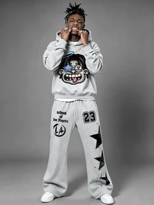 Manfinity EMRG Setelan Sweatshirt Pria Abu-abu Muda 2 Potong, Hoodie Pendek Motif Karakter Kartun Bintang & Angka + Celana Panjang Lebar, Gaya Streetwear Retro Y2K, Cocok Untuk Konser, Festival, Jalan-jalan Sehari-hari, Pesta - Grey - View 1