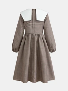 SHEIN Tween女孩休閒拼接配色POLO領修身寬鬆A字洋裝，荷葉邊飾邊、精緻小Logo刺繡、棕色梭織格紋、藍色，返校季穿搭，卡其色 - 棕色 - 查看 2