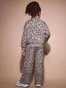 SHEIN 女童幼兒運動衫套裝，2件套豹紋印花設計，包含半拉鍊立領運動衫與寬鬆運動長褲，柔軟舒適面料，適合休閒運動風，完美適配日常穿著與戶外活動 - 棕色 - 查看 2