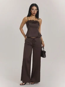 SHEIN PETITE طقم نسائي صغير مثير بطراز ريترو من الساتان والدانتيل بتصميم مرقع، كاميسول وبنطلون واسع الساق بخصر منخفض وجيوب - بني - مشاهدة 1