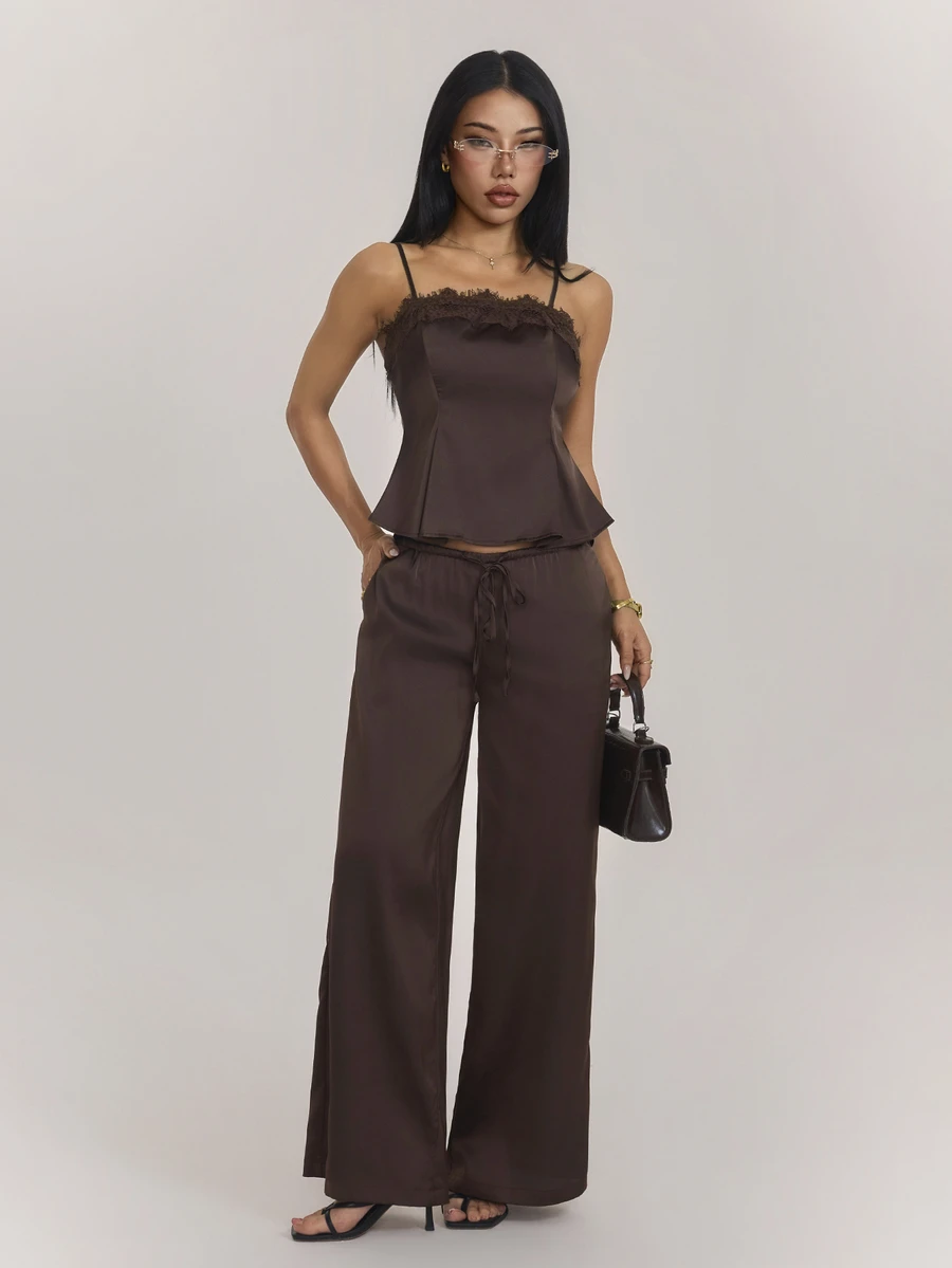 SHEIN PETITE طقم نسائي صغير مثير بطراز ريترو من الساتان والدانتيل بتصميم مرقع، كاميسول وبنطلون واسع الساق بخصر منخفض وجيوب - بني - مشاهدة 1