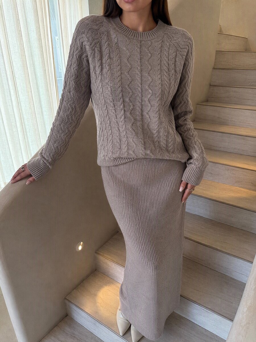 SHEIN طقم ملابس محبوكة من قطعتين للنساء: كنزة محبوكة بنمط الكابل & تنورة ماكسي مضلعة - بني مخاوي - مشاهدة 1