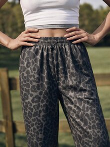 WanderVale Celana Jogging Outdoor Wanita Motif Leopard dengan Pinggang Elastis dan Tali Serut - Grey - View 3