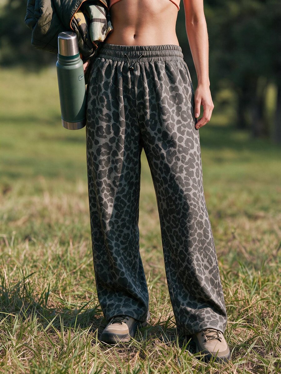 WanderVale Celana Jogging Outdoor Wanita Motif Leopard dengan Pinggang Elastis dan Tali Serut - Grey - View 1