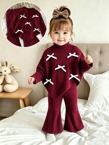 SHEIN Playful Pals طقم تي شيرت كاجوال من قطعتين للبنات الرضع للخريف والشتاء، تصميم فيونكة شريط أسود أمامية، بلوفر غير متماثل بياقة عالية، محبوك ومضلع وموبر - عنابي اللون - مشاهدة 1