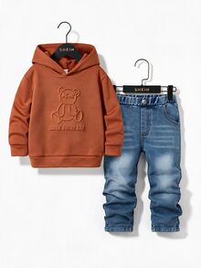 SHEIN 小男孩 2件組街頭酷風丹寧風蜘蛛圖案紅色衛衣與黑色破洞磨損高彈力緊身牛仔褲套裝 - 彩色 - 查看 1
