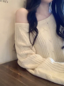 DAZY 女款純色寬鬆不對稱肩長袖麻花針織休閒度假韓風百搭秋冬針織毛衣 - 杏色 - 查看 2