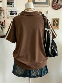 Lalippa 字母刺繡時尚極簡女款翻領V領落肩飾邊緞帶短袖T恤，送給朋友的禮物 - 棕色 - 查看 2