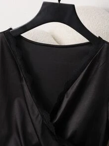 SHEIN PariChic بودي نسائي أنيق بتصميم متقاطع وياقة V مع حواف دانتيل متباينة، مناسب للمكتب والخروجات والحفلات - الأسود - مشاهدة 6