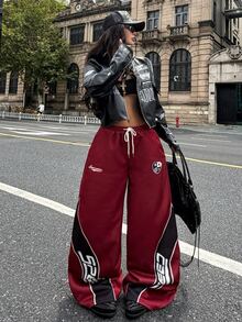 Coolane 女款秋冬保暖街頭休閒外出紅色拼接字母印花賽車風抓絨內裡寬鬆寬腿運動長褲 - 彩色 - 查看 4
