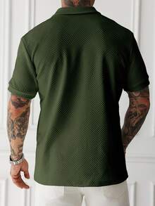 Manfinity Homme 大尺碼男士深綠色華夫格紋 Polo 衫，短袖拉鍊門襟 Polo 衫，休閒夏季度假風，老錢風復古 - 軍綠色 - 查看 2
