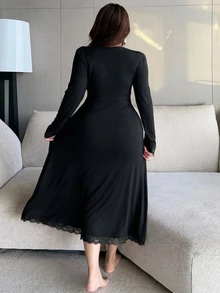 Dazy Plus 大尺碼女款優雅中長款對比蕾絲性感居家睡袍 - 黑色 - 查看 2