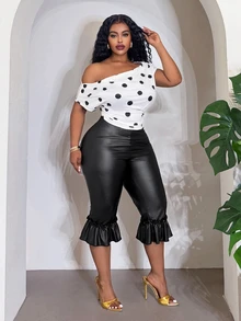 SHEIN CURVE+ بنطال نسائي مقاس كبير بلون موحد من جلد البولي يوريثان مع حافة مكشكشة بطول 3/4 عصري - الأسود - مشاهدة 12