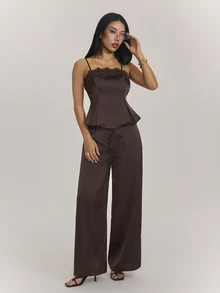 SHEIN PETITE طقم نسائي صغير مثير بطراز ريترو من الساتان والدانتيل بتصميم مرقع، كاميسول وبنطلون واسع الساق بخصر منخفض وجيوب - بني - مشاهدة 5