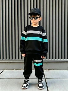 Genkimix Kids 2件組男童休閒運動學院風街頭可愛酷感翅膀圖案三色條紋運動衫+長褲，適合日常穿著、上學、外出、運動，春秋季節穿著，為男孩提供多種搭配選擇，增加服裝組合多樣性，整體設計簡約優雅，舒適時尚，穿著此套裝讓男孩展現休閒時尚形象，是男孩衣櫥中實用且時尚的童裝組合 - 彩色 - 查看 5