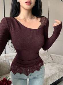 Joudiya 女款秋季不對稱肩長袖修身蕾絲拼接針織酒紅色T恤，性感優雅，適合婚禮、通勤與派對 - 酒紅色 - 查看 3