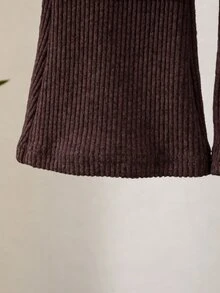 SHEIN Playful Pals 女嬰春夏秋冬休閒T恤套裝，設計感不對稱套頭高領針織羅紋磨毛布料卡其色純色長袖T恤上衣搭配卡其色休閒喇叭褲，2件套，適合春夏秋冬，可愛童趣簡約舒適，適用外出、旅行、度假與派對穿著 - 棕色 - 查看 6