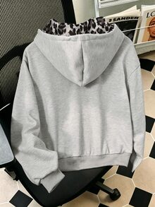 SHEIN Sparklyn 青少年女孩短款連帽拉鍊外套，灰色寬鬆落肩開襟衫，豹紋對比連帽內裡，休閒袋鼠口袋羅紋下擺，時尚學生日常運動上衣，舒適針織面料，春秋百搭修身短款連帽衫 - 灰色 - 查看 2