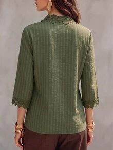 Chiquease Áo blouse màu xanh đậu ren tinh xảo cổ đứng tay lỡ với xếp ly vân nổi, dáng ôm tôn dáng, thanh lịch đa năng cho đi làm - màu xanh lá - Xem 2