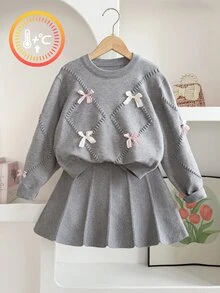SHEIN Genkimix Kids 少女冬季針織兩件套，可愛3D蝴蝶結毛衣搭配百褶裙，優雅可愛 - 淺灰色 - 查看 3